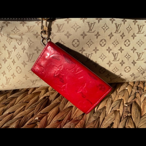 โญ๏ธSOLDโญ๏ธ Vintage Louis Vuitton 4-Key Keyholder in Cherry Vernis Leather - Picture 4 of 8